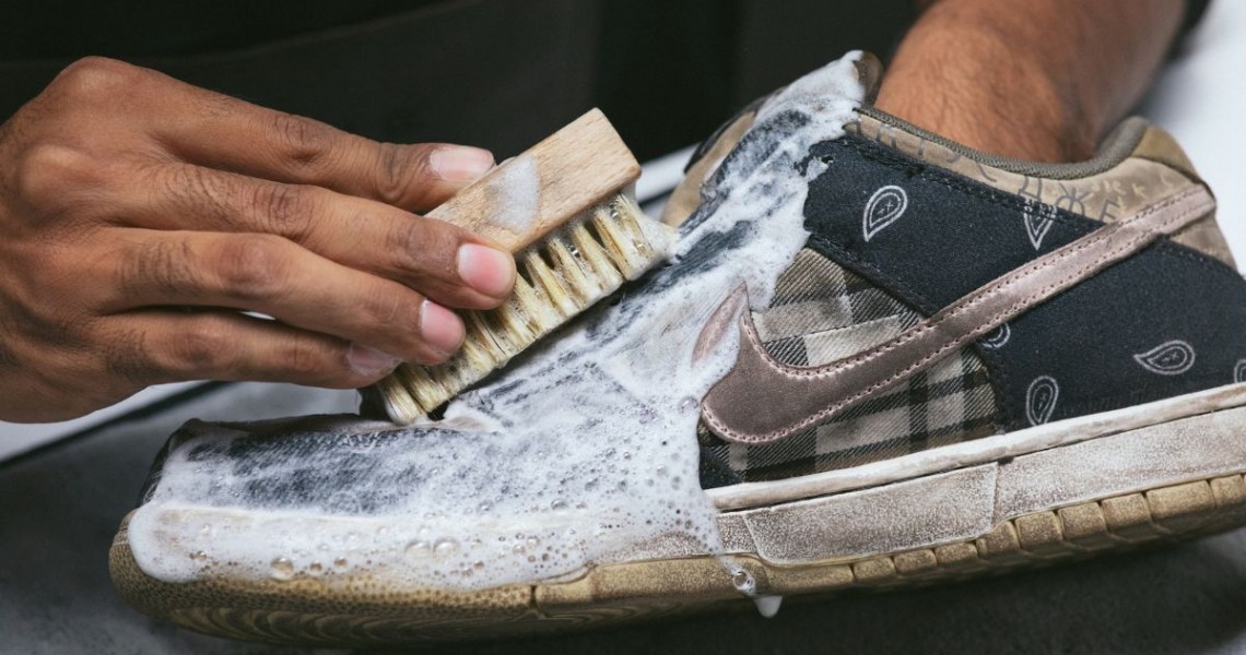 Cách Bảo Quản Giày Không Bị Ố, Mốc, Bong Keo Theo Mùa – Bí Kíp Sống Còn Của Tín Đồ Sneaker! Cách Bảo Quản Giày Không Bị Ố, Mốc, Bong Keo Theo Mùa – Bí Kíp Sống Còn Của Tín Đồ Sneaker!