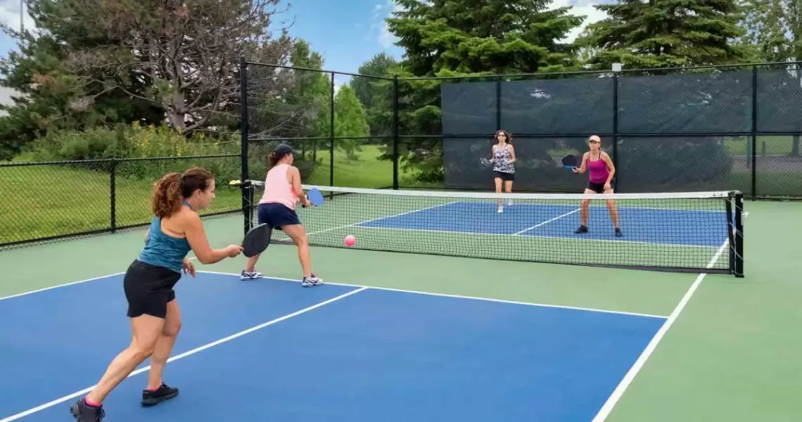 Chọn Giày Tennis & Pickleball Chuẩn Sân: Hướng Dẫn Chọn Đôi Phù Hợp Với Mọi Mặt Sân