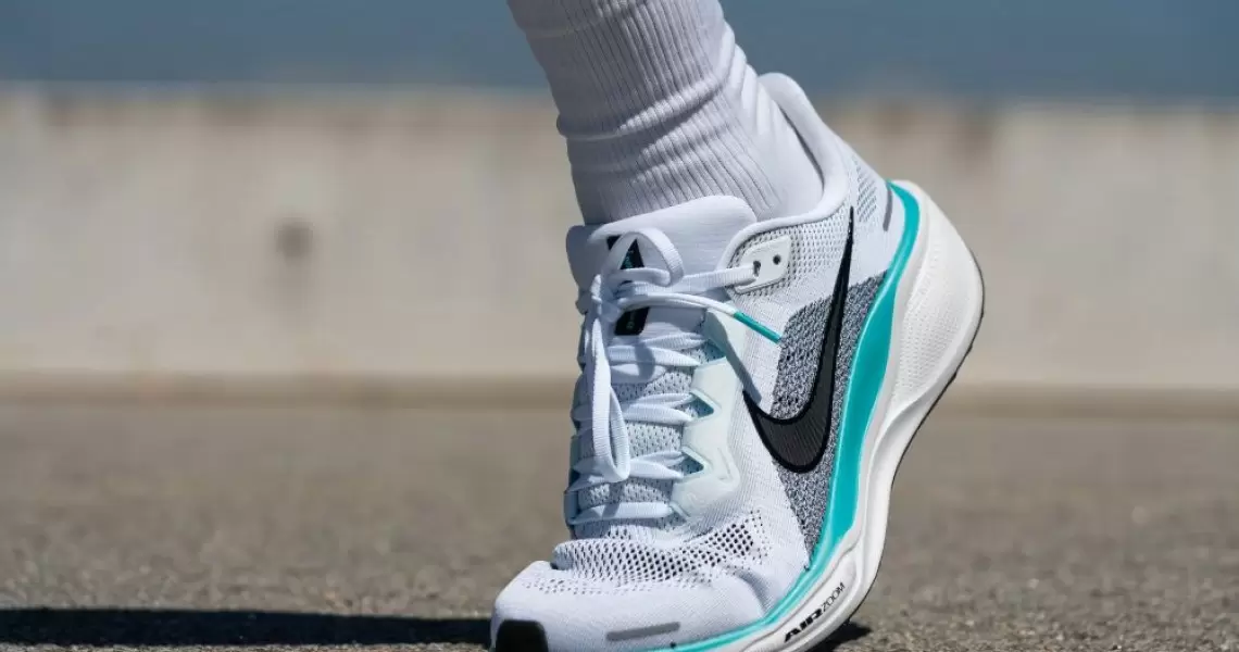 Top Giày Chạy Nhẹ Nhất 2025: Đi Như Không Chạm Đất!