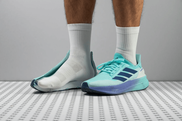 So Sánh Adidas Ultraboost 5 Với Nike Vomero 18 – Đâu Là Đôi Giày Phù Hợp Với Bạn?